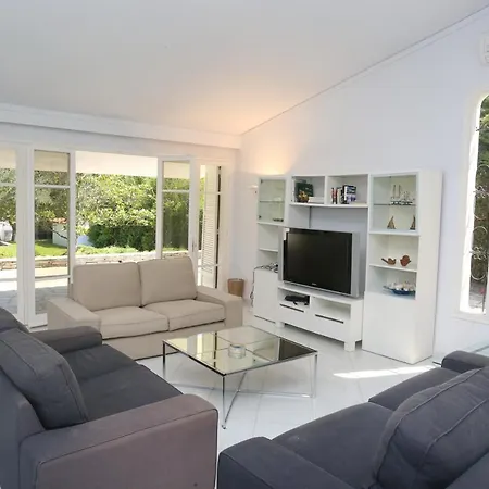 Dimi - 100m Beach, 4 Bdrms, Garden, Sea View Villa